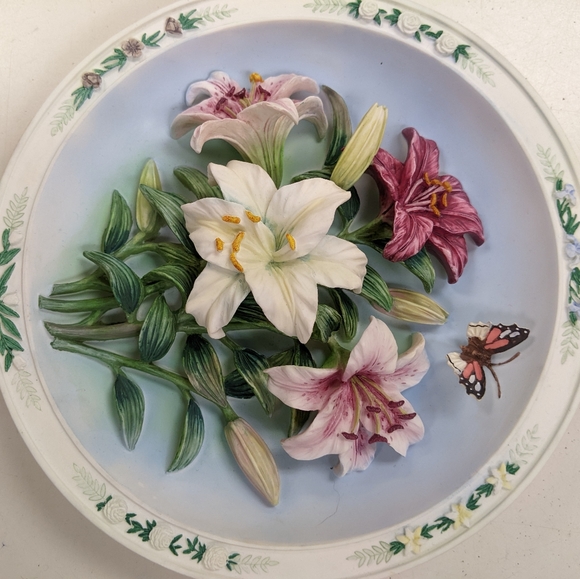 SOLD.    Lena Liu's flower plates - Picture 3 of 8